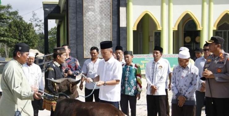 FOTO : DISKOMINFO SANTIK/MATA KALTENG - Bupati Gumas Jaya S Monong dan Kapolres AKBP Asep Bangbang Saputra, ketika menyerahkan hewan kurban kepada Ketua Dewan Pengurus Masjid HM Rusdi, Rabu, 28 Juni 2023.