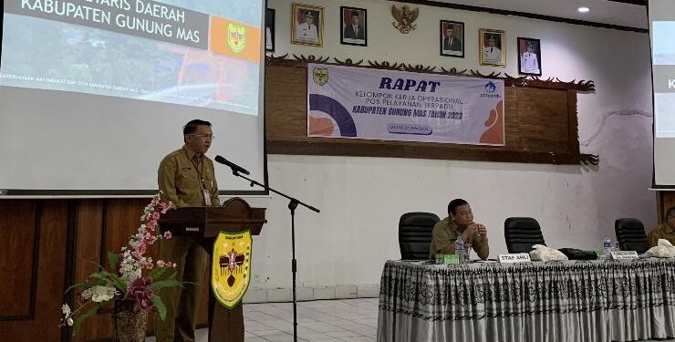 FOTO : DISKOMINFO SANTIK/MATA KALTENG - Pj Sekda Gumas Richard didampingi Staf Ahli Bidang Kemasyarakatan dan SDM Yansiterson, dan Kepala DPMD Yulius, memberikan arahan pada rapat pokjanal posyandu tahun 2023, di aula kantor bappedalitbang setempat, Selasa, 27 Juni 2023.