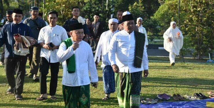FOTO : IST/MATAKALTENG - Gubernur Sugianto Sabran bersama Wagub Edy Pratowo melaksanakan sholat Idul Adha di Istana Gubernur Palangka Raya, 29 Juni 2023.