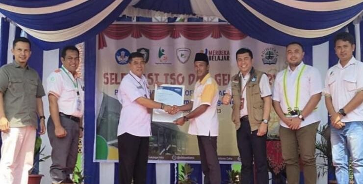 FOTO : DISDIK/MATA KALTENG - Penyerahan sertifikat ISO oleh Plt Kepala Disdik Kotim M Irfansyah kepada SDS Bumitama belum lama ini.