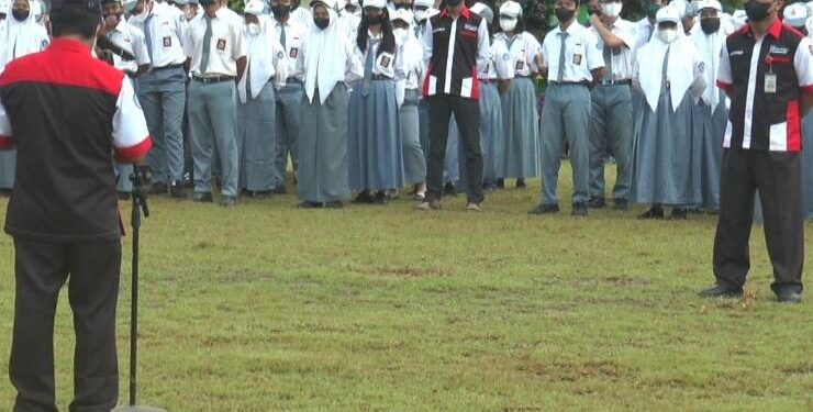 FOTO : Dok/MATA KALTENG - Sejumlah pelajar SMAN 4 Sampit mengikuti upacara bendera