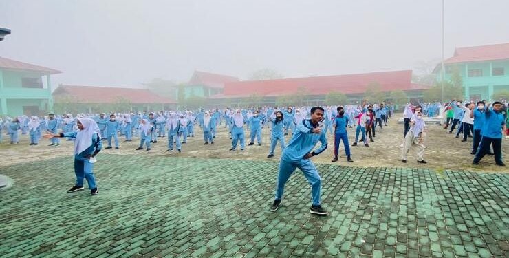 FOTO : Dok/MATA KALTENG - Suasana senam pagi di SMAN 3 Sampit, Kabupaten Kotim.
