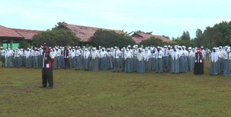 FOTO : Dok/MATA KALTENG - Sejumlah pelajar di SMAN 4 Sampit saat mengikuti upacara bendera.
