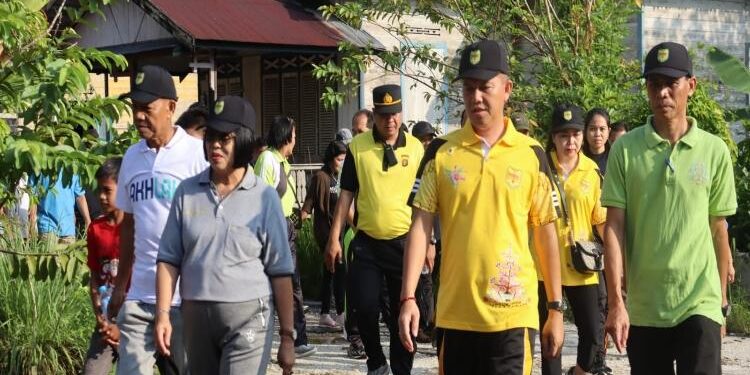 FOTO: DISKOMINFOSANTIK/MATA KALTENG - Bupati Gumas Jaya Samaya Monong bersama Wakil Bupati Efrensia LP Umbing, dan Camat Sepang Sayusdi, ketika menghadiri suatu kegiatan, pekan lalu.