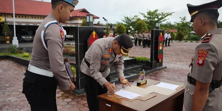 FOTO: HUMAS POLRES GUMAS/MATA KALTENG - Kapolres Gumas AKBP Asep Bangbang Saputra memimpin sertijab Kapolsek Rungan, Jumat 16 Juni 2023.