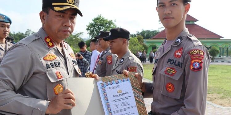 FOTO : HUMAS POLRES GUMAS/MATA KALTENG - Kapolres Gumas AKBP Asep Bangbang Saputra ketika menyerahkan piagam penghargaan kepada personel yang berprestasi, Selasa 27 Juni 2023.