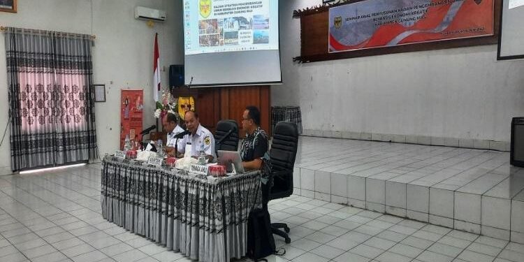 FOTO : SID/MATAKALTENG - Plh Sekda Gumas, Richard, yang diwakili Asisten I Setda Lurand, bersama Kepala Bappedalitbang, Yantrio Aulia, dan narasumber dari Sekretaris Nasional Jaringan Intelektual Muda Kalimantan, M.S. Shiddiq, memberikan arahan pada kegiatan seminar awal penyusunan kajian strategi pengembangan UMKM yang berbasis ekonomi kreatif, di aula kantor bappedalitbang, Rabu, 14 Juni 2023.