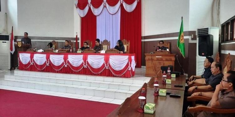 FOTO: SID/MATAKALTENG - Juru Bicara DPRD Kabupaten Gumas, Untung Jaya Bangas, ketika menyampaikan rekomendasi DPRD terhadap LKPj Bupati tahun anggaran 2022, di rapat paripurna ke-1 masa persidangan ke III tahun sidang 2023, Selasa, 20 Juni 2023.