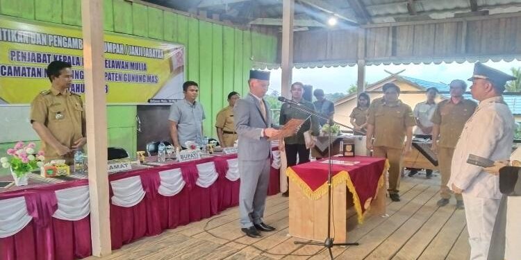 FOTO: DISKOMINFO SANTIK/MATAKALTENG - Bupati Gumas Jaya Samaya Monong saat melantik dan mengambil sumpah/janji Pj Kades Belawan Mulia, Kecamatan Manuhing, Selasa, 30 Mei 2023.