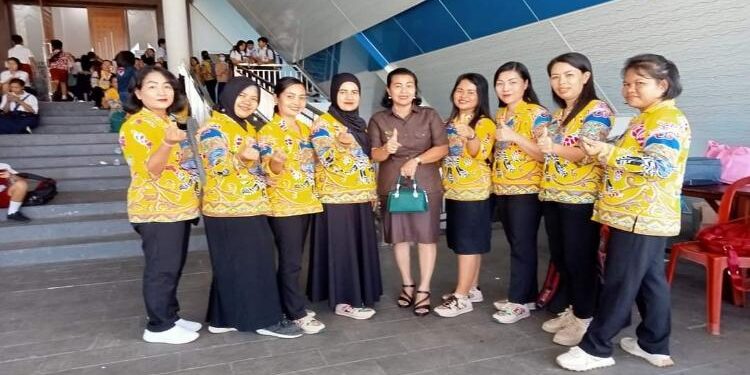 FOTO: RAYANIATIE DJANGKAN/MATAKALTENG - Anggota DPRD Kabupaten Gumas Rayaniatie Djangkan (tengah) ketika berfoto bersama ASN dilingkungan pemkab setempat pada suatu kegiatan, belum lama ini.