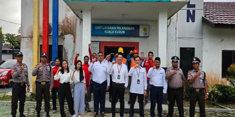 FOTO: PLN ULP KUALA KURUN/MATAKALTENG - Manajer PT PLN ULP Kuala Kurun Rizal Bima Bayuaji berfoto bersama dengan seluruh karyawan PLN, belum lama ini.