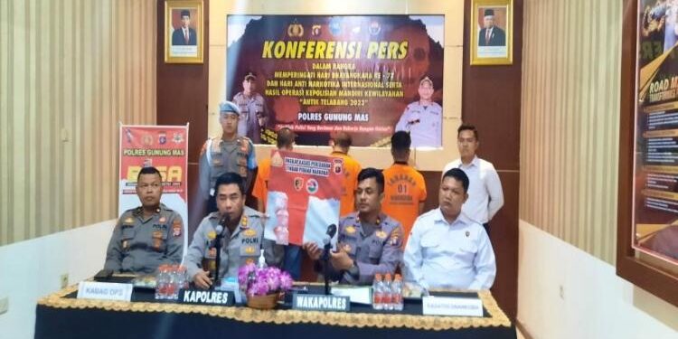 FOTO: SID/MATAKALTENG - Kapolres Gumas, AKBP Asep Bangbang Saputra, Wakapolres, Kompol Tri Wibowo, Kabag Ops, Kompol Budiono, serta Kasat Narkoba, Iptu Budi Utomo, ketika menunjukkan barang bukti narkoba jenis sabu, Senin, 26 Juni 2023.