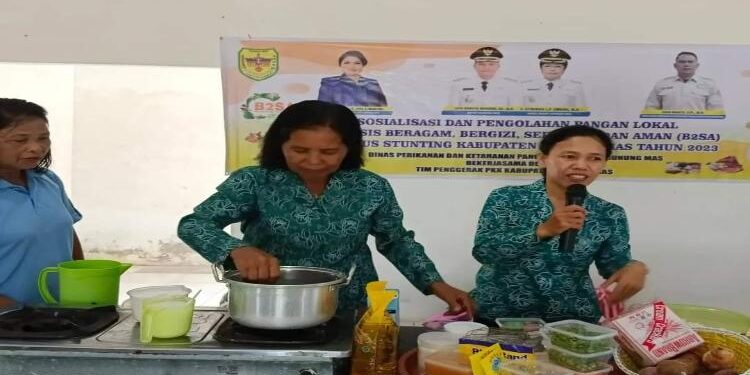 FOTO: DPKP GUMAS/MATAKALTENG - Para peserta ketika mempraktekkan sejumlah resep olahan pangan lokal berbasis B2SA di Kelurahan Rabambang, Kecamatan Rungan Barat.