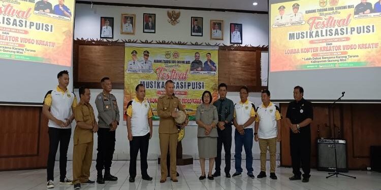 FOTO: DISKOMINFOSANTIK/MATAKALTENG - Bupati Gumas, Jaya S Monong bersama Wakil Bupati Efrensia LP Umbing, Plt Kadisdikpora Aprianto, Ketua Karang Taruna Isnaini, serta pihak terkait memukul katambung tanda dimulai festival musikalisasi puisi tingkat SMP dan SMA/SMK, di aula kantor bappedalitbang, Selasa, 20 Juni 2023.