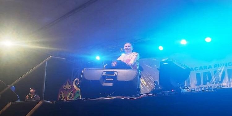 FOTO: SID/MATAKALTENG - Bupati Gumas, Jaya S Monong, memberikan sambutan di penutupan pameran pembangunan, FBMM, dan hiburan rakyat, di malam puncak peringatan Hari Jadi Kabupaten Gunung Mas ke-21 di Stadion Mini Kuala Kurun, Rabu, 21 Juni 2023 malam.