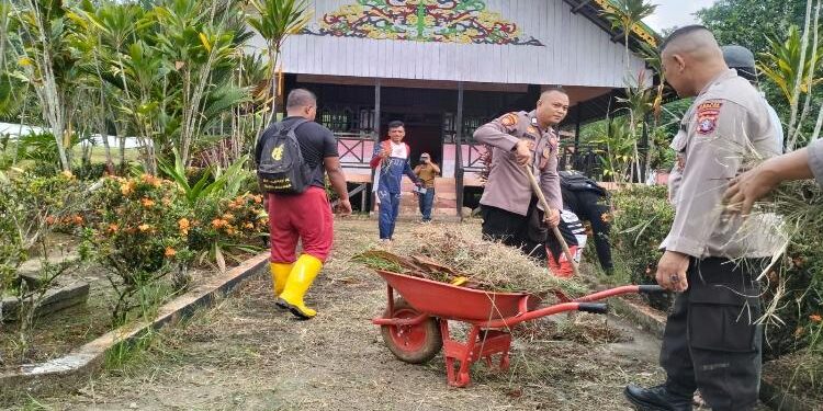 FOTO: HUMAS POLRES GUMAS/MATAKALTENG - Kapolres Gumas, AKBP Asep Bangbang Saputra bersama Wakapolres, Kompol Tri Wibowo, para pejabat utama, dan personel polres bersama warga setempat gotong royong bersihkan kawasan Situs Budaya Tambung Bungai, Jum'at, 2 Juni 2023.