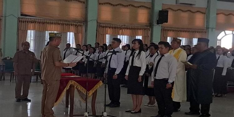 FOTO : DISKOMINFO SANTIK/MATA KALTENG - Bupati Gumas Jaya S Monong mengambil sumpah janji ratusan PPPK yang menerima petikan SK, di GPU Damang Batu, Selasa 26 Juni 2023.