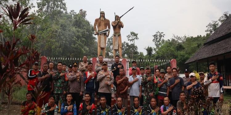 FOTO: HUMAS POLRES GUMAS/MATAKALTENG - Kapolres Gumas, AKBP Asep Bangbang Saputra, didampingi Wakapolres, Kompol Tri Wibowo dan pejabat utama polres, berfoto bersama dengan komunitas trail dan warga Desa Tumbang Pajangei, Kecamatan Tewah, Jumat, 2 Juni 2023.