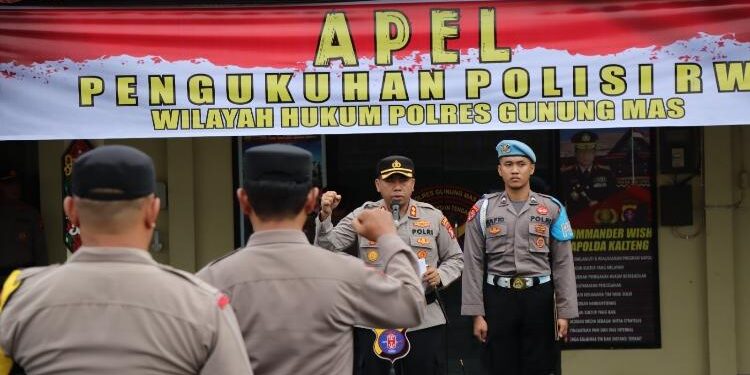 FOTO: HUMAS POLRES GUMAS/MATA KALTENG - Kapolres Gumas AKBP Asep Bangbang Saputra memimpin apel deklarasi Polisi RW kepada personel, Jumat, 16 Juni 2023.