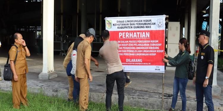 FOTO: PROTOKOL/MATAKALTENG - Bupati Gumas, Jaya S Monong bersama pihak terkait lainnya, memasang garis PPLH dan papan larangan di sekitar areal pabrik kelapa sawit PT BMB, Senin, 19 Juni 2023 sore.