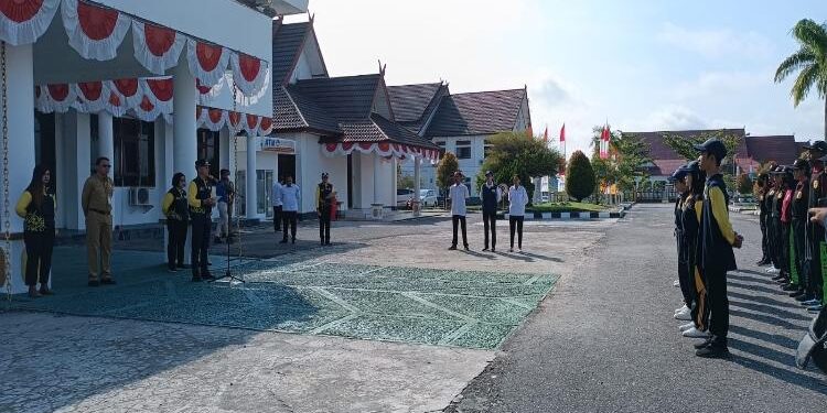 FOTO: DISKOMINFOSANTIK/MATAKALTENG - Bupati Gumas, Jaya S Monong, bersama Wakil Bupati yang juga Ketua PMI, Efrensia LP Umbing, serta Plh Sekda, Richard, saat melepas peserta jumbara PMR PMI Kabupaten Gumas untuk mengikuti jumbara PMR tingkat Nasional IX, Senin, 26 Juni 2023.