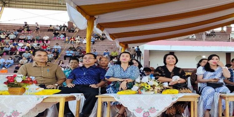 FOTO: MATAKALTENG - Anggota DPRD Kabupaten Gumas, Iceu Purnamasari (dua dari kanan), saat menghadiri kegiatan Gunung Mas Bermazmur di Stadion Mini Kuala Kurun, pekan lalu.