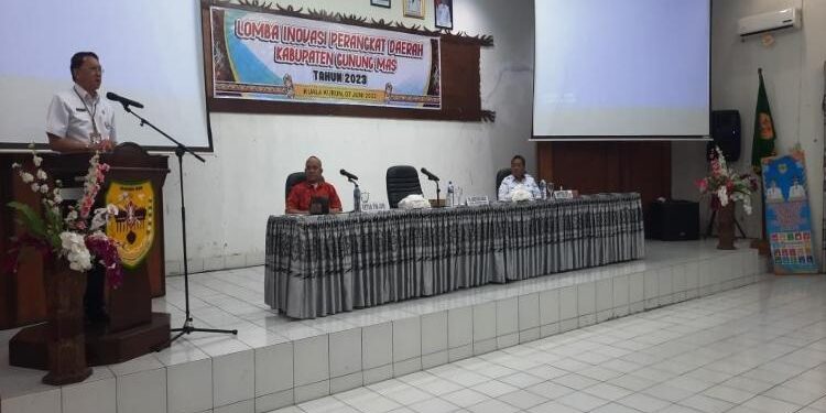 FOTO: DISKOMINFOSANTIK/MATAKALTENG - Plh. Sekda Gumas, Richard (berdiri), Sekretaris Bappedalitbang, Pridledi dan Ketua Tim Penilai Lomba Inovasi Perangkat Daerah, Indrawan P Kamis, ketika memberi arahan pada pembukaan lomba inovasi perangkat daerah tahun 2023, di aula kantor bappedalitbang, Rabu, 07 Juni 2023.