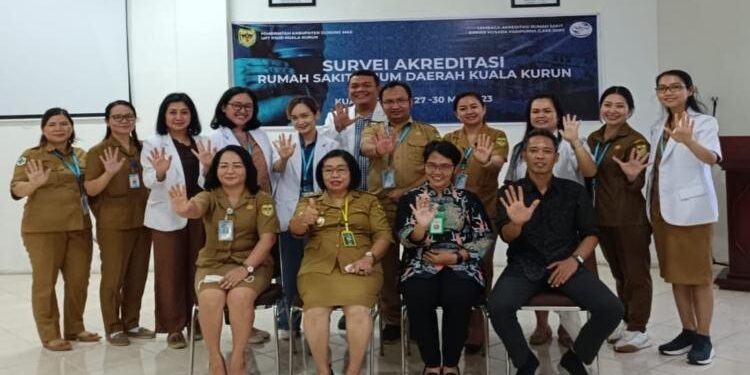 FOTO: DISKOMINFOSANTIK/MATAKALTENG - Wakil Bupati Gumas, Efrensia LP Umbing, bersama Direktur RSUD Kuala Kurun, Rusni D Mahar, ketika menyambut tim LARS DHP dan pegawai RSUD Kuala Kurun, pekan lalu.