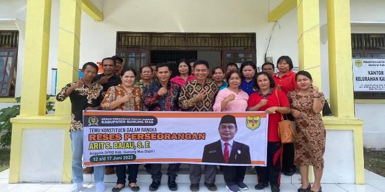 FOTO: ARIT S BAJAU/MATA KALTENG - Anggota DPRD Kabupaten Gumas Arit S Bajau (tengah) ketika berfoto bersama dengan masyarakat Kelurahan Kampuri, Kecamatan Mihing Raya, belum lama ini.
