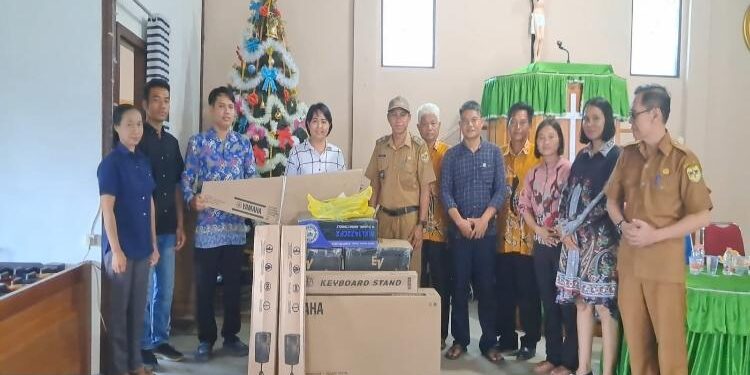 FOTO: ISTIMEWA/MATAKALTENG - Anggota DPRD Kabupaten Gumas, Iceu Purnamasari (empat dari kiri), bersama Kepala Desa Dahian Tambuk, Pendi dan Ketua SPRP GKE Eppata Dahian Tambuk, Prencisco, saat menyerahkan bantuan seperangkat alat musik dan sound system, belum lama ini.