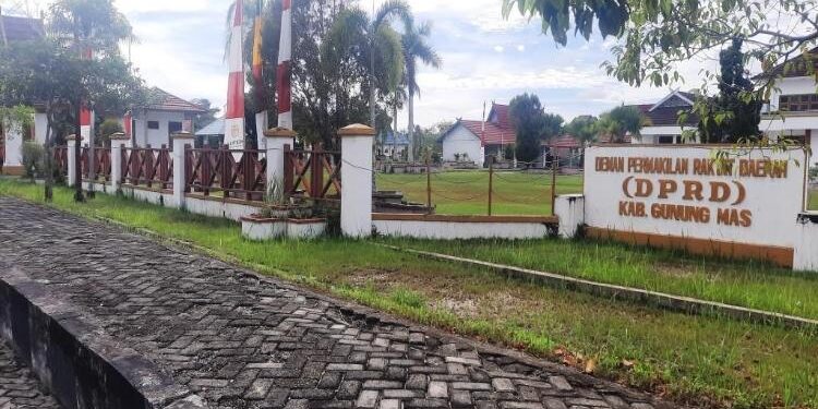 FOTO: SID/MATAKALTENG - Salah satu pemasangan umbul-umbul untuk memeriahkan hari jadi Kabupaten Gumas ke-21 di Kantor DPRD Kabupaten Gumas, Senin, 5 Juni 2023.
