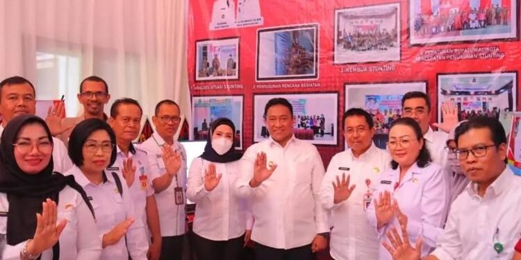 FOTO: PROKOM SERUYAN/MATA KALTENG - Wakil Bupati Seruyan, Iswanti bersama pihak terkait saat menghadiri agenda penilaian kinerja kabupaten/kota tahap 2 dan pameran inovasi stunting dalam pelaksanaan delapan aksi konvergensi penurunan stunting tahun 2023 yang dibuka langsung oleh Wakil Gubernur Kalteng, Edy Pratowo di Palangka Raya, kemarin.