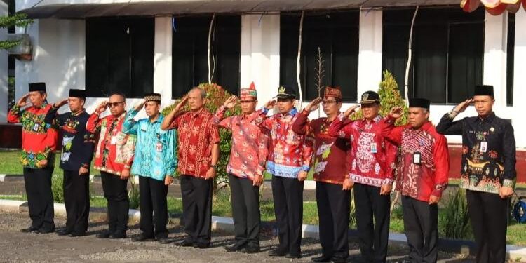 FOTO: PROKOM SERUYAN/MATA KALTENG - Kepala DKPP Kabupaten Seruyan, Albidinnor (dua dari kanan) saat mengikuti apel peringatan hari lahir Pancasila di halaman Kantor Bupati Seruyan, Kamis 1 Juni 2023.