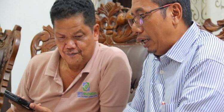 FOTO: IST/MATA KALTENG - Sekda Seruyan, Djainu'ddin Noor (kiri) dan Kepala Diskominfosandi Kabupaten Seruyan, Reson Rusdianto (kanan) saat berkoordinasi terkait TTE beberapa waktu lalu.