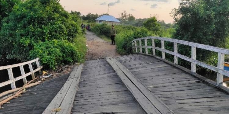 FOTO: IST/MATA KALTENG - Kondisi terkini Jembatan Sungai Keramat di kawasan Desa Sungai Undang, Kecamatan Seruyan Hilir.
