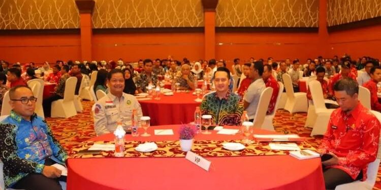 FOTO: PROKOM SERUYAN/MATA KALTENG - Sekda Seruyan, Djainu'ddin Noor (dua dari kiri) saat menghadiri rakor optimalisasi penerimaan dan tata cara penyaluran SPPT PBB-P2 serta pengundian doorpizebagi kelurahan dan desa lunas PBB-P2 tahun 2022 di Sampit, Kotawaringin Timur, Sabtu 3 Juni 2023.