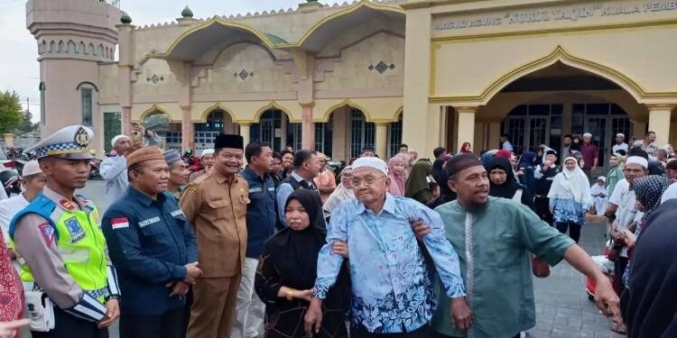 FOTO: PROKOM SERUYAN/MATA KALTENG - Sekda Seruyan, Djainu'ddin Noor bersama sejumlah pihak terkait saat menyaksikan keberangkatan CJH Kabupaten Seruyan di Masjid Agung Nurul Yaqin Kuala Pembuang, Senin 5 Juni 2023.