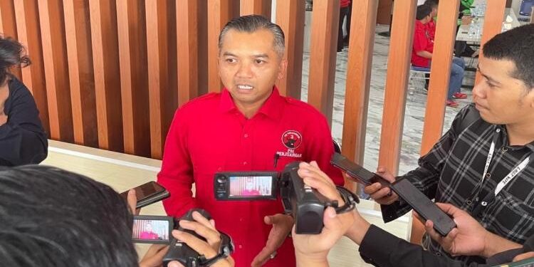 FOTO: IST/MATA KALTENG - Ketua DPC PDI Perjuangan Kabupaten Seruyan, Zuli Eko Prasetyo saat diwawancarai oleh sejumlah awak media di Hotal Amanah, Kuala Pembuang, Selasa 6 Juni 2023.