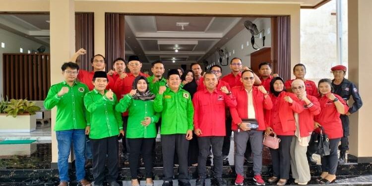 FOTO: IST/MATA KALTENG - Pengurus DPC PDI Perjuangan Kabupaten Seruyan saat melakukan kunjungan dan silaturahmi kepada pengurus DPC PPP Kabupaten Seruyan di Hotel Amanah, Kuala Pembuang, Selasa 6 Juni 2023.