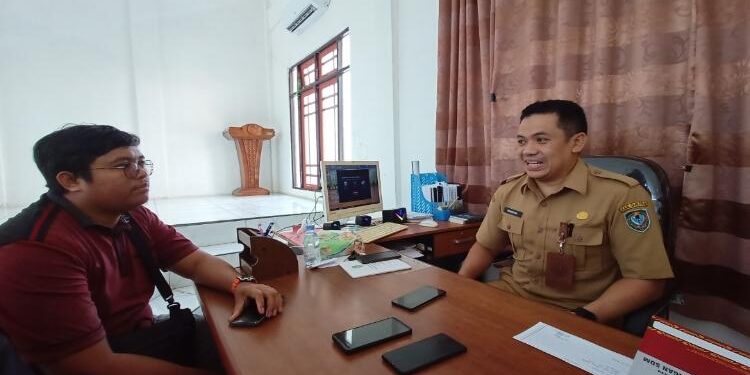 FOTO: ALDI/MATA KALTENG - Kabid Mutasi dan Promosi BKPSDM Kabupaten Seruyan, Riduansyah (kanan) saat ditemi oleh awak media di ruang kerjanya, Selasa 6 Juli 2023.