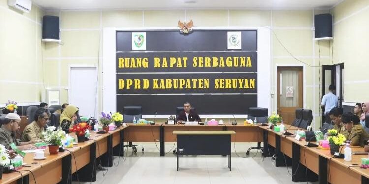 FOTO: IST/MATA KALTENG - Suasana pada saat pelaksanaan rapat Banmus di ruang rapat Serbaguna DPRD Seruyan yang dipimpin oleh Ketua DPRD Seruyan, Zuli Eko Prasetyo dan dihadiri oleh sejumlah pihak terkait, kemarin.
