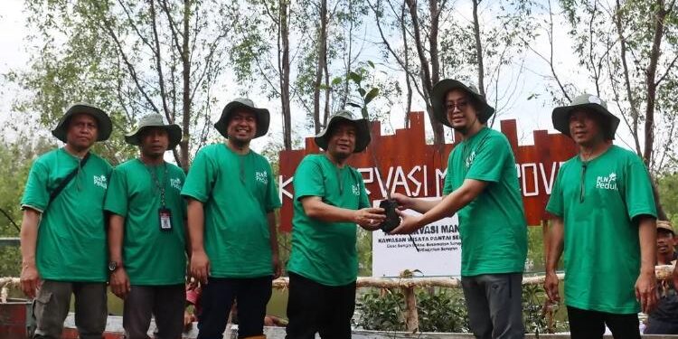 FOTO: PROKOM SERUYAN/MATA KALTENG - Asisten Administrasi Umum Setda Seruyan, Sugiannor (tiga dari kanan) saat menerima secara simbolis bibit mangrove dari PT PLN di Desa Sungai Bakau, Kecamatan Seruyan Hilir Timur, Rabu 7 Juni 2023.