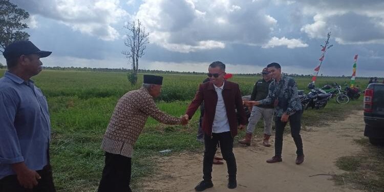 FOTO: ALDI/MATA KALTENG - Ketua DPRD Seruyan, Zuli Eko Prasetyo (kanan) saat bersalaman dengan sejumlah masyarakat di Desa Pematang Limau, Kecamatan Seruyan Hilir.