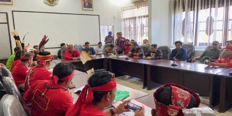 FOTO: DIAN/MATA KALTENG - Mediasi antara massa aksi Tariu Borneo Bangkule Rajakng bersama pemkab Kotim, Kamis 8 Juni 2023.