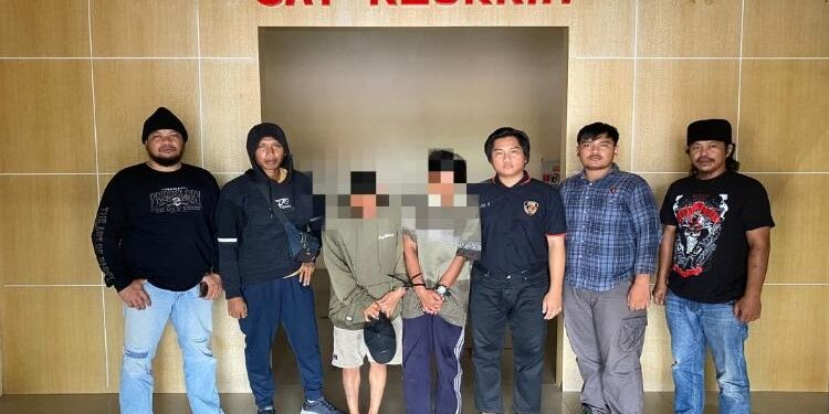 FOTO: IST/MATA KALTENG - Jajaran Resmob Polres Seruyan saat berhasil mengamankan dua pelaku penggelapan motor di Kuala Pembuang baru-baru ini.