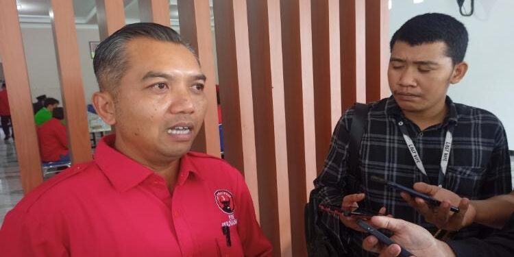 Ketua DPRD Seruyan, Zuli Eko Prasetyo (kiri).