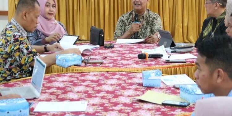 FOTO: PROKOM SERUYAN/MATA KALTENG - Suasana saat rapat forum komunikasi pemangku kepentingan utama Kabupaten Seruyan semester 1 tahun 2023 di Aula BKAD Seruyan, kemarin.