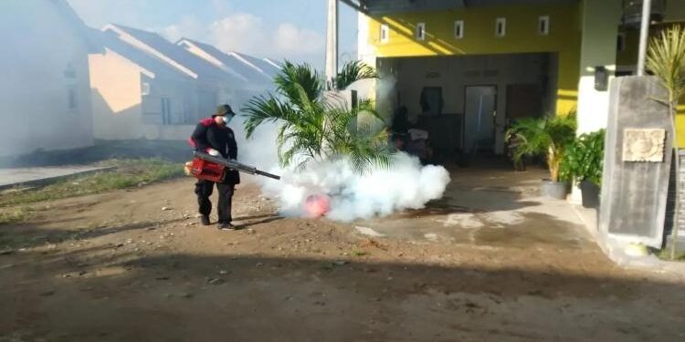 FOTO: DINKES SERUYAN/MATA KALTENG - Tim Dinkes Kabupaten Seruyan saat melakukan fogging di wilayah dalam Kota Kuala Pembuang, kemarin.