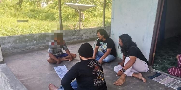 FOTO: POLRES SERUYAN/MATA KALTENG - Pihak kepolisian saat mengamankan oknum guru agama pelaku pencabulan anak di bawah umur di Kecamatan Seruyan Hilir Timur, baru-baru ini.