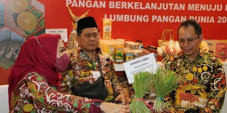 FOTO: PROKOM SERUYAN/MATA KALTENG - Wakil Bupati Seruyan, Iswanti (kiri) saat menghadiri PENAS XVI tahun 2023 yang dilaksanakan di Pangkalan Angkatan Udara (LANUD) Sutan Sjahrir, Padang, Provinsi Sumatra Barat akhir pekan lalu.